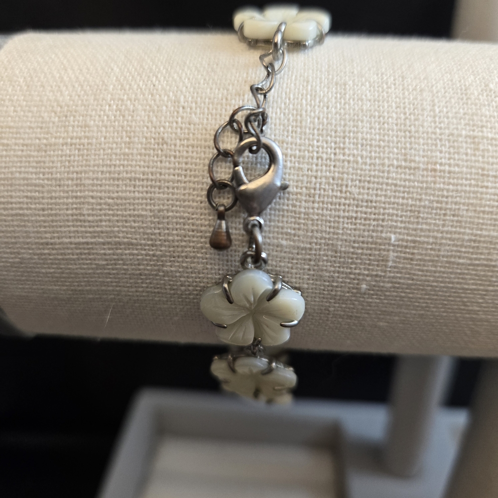 Vintage Carved Mother of Pearl Shell Plumeria Flower Link Bracelet - Picture 4 of 11